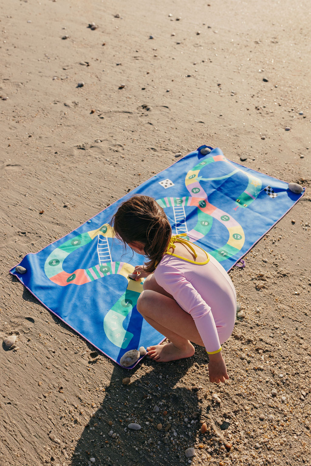 Quut PlayTowel M (140 x 70cm) - Snakes & Ladders