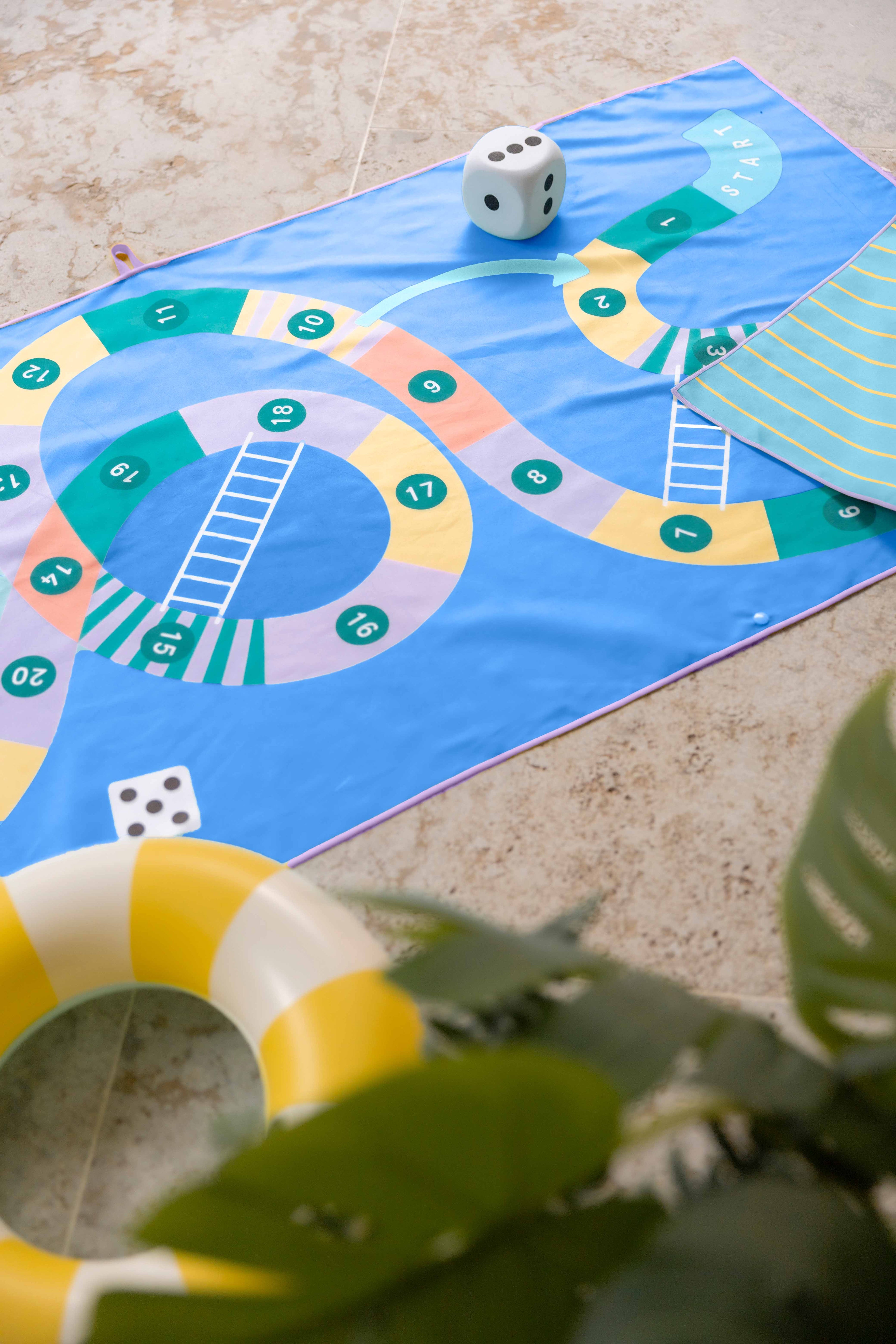 Quut PlayTowel M (140 x 70cm) - Snakes & Ladders