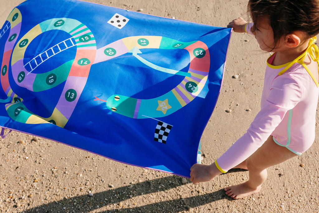Quut PlayTowel M (140 x 70cm) - Snakes & Ladders