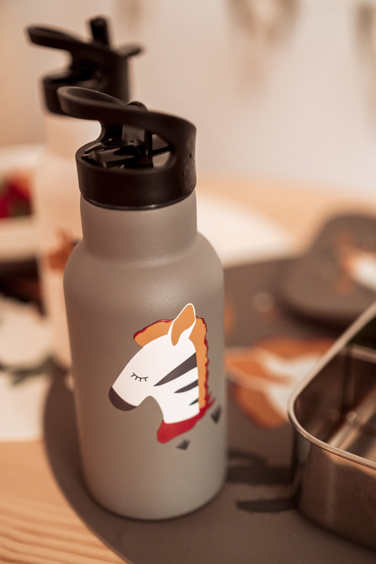 Kikadu Trinkflasche Zebra Grau