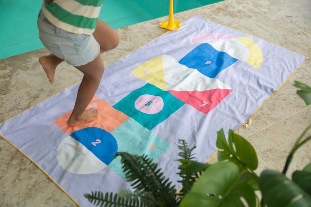 Quut Spiel Strandtuch  L (180 x 100cm) -  Hopscotch