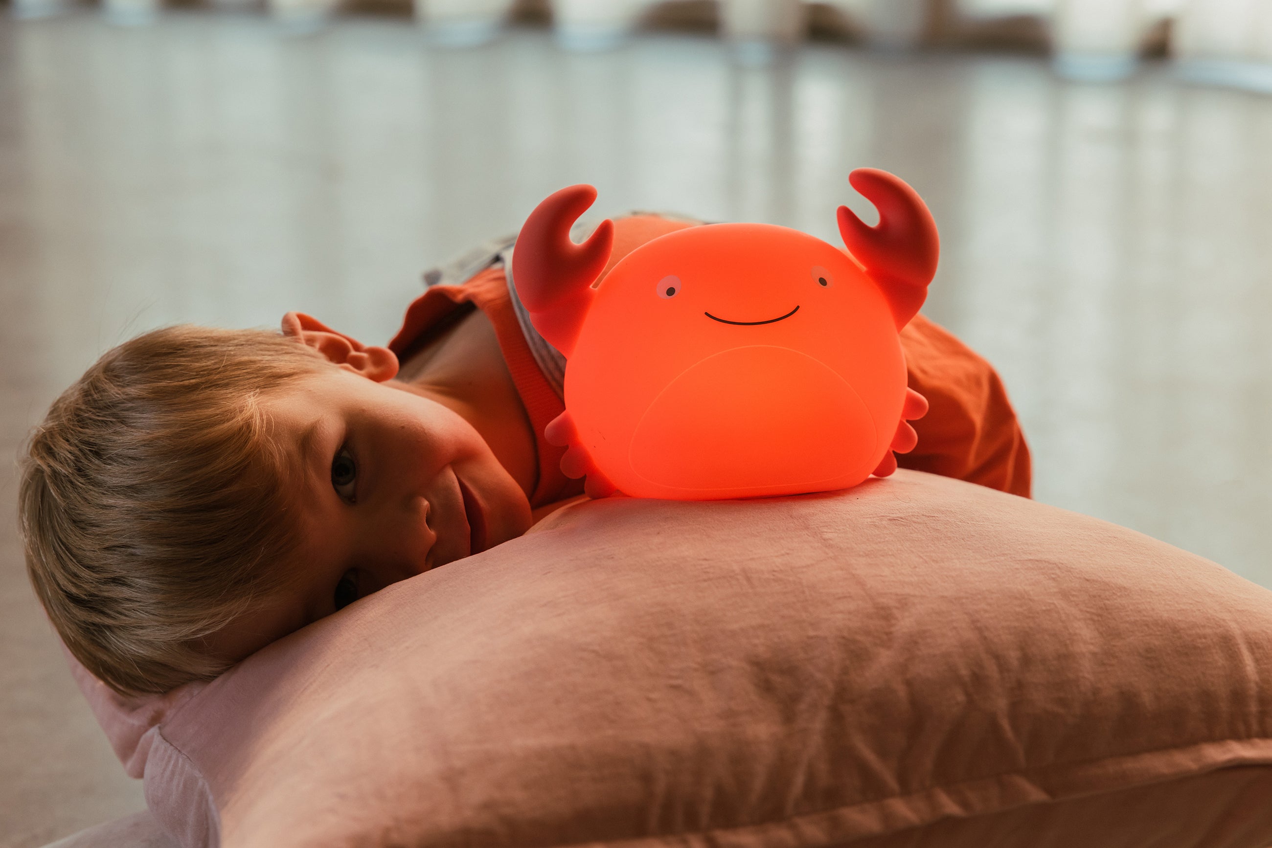 AP Junior Theo crab CORAL night light LED, USB recharge | H 12,8 x 18 x 9,6 cm
